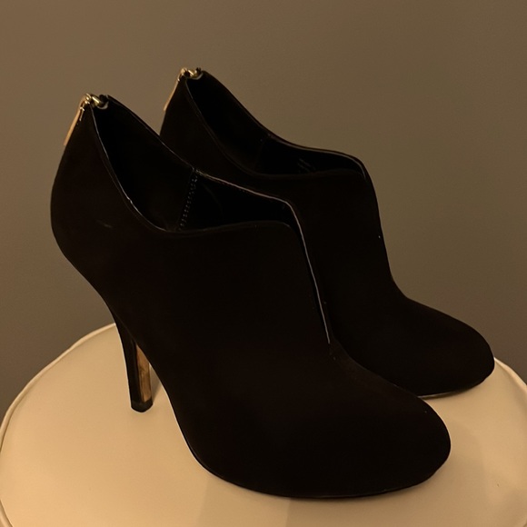 Black suede ankle boot. - Picture 2 of 7